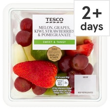 Tesco Melon,Grapes, Kiwi, Strawberries & Pomegranate 275G