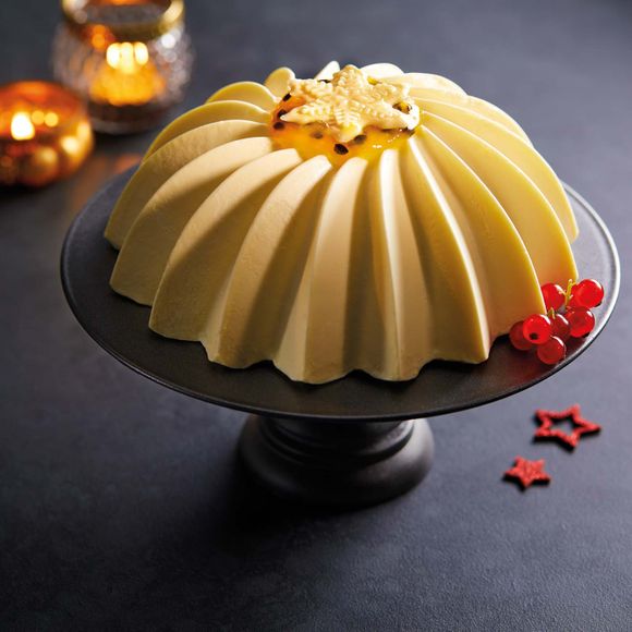 Specially Selected White Chocolate & Passionfruit Crown 640g